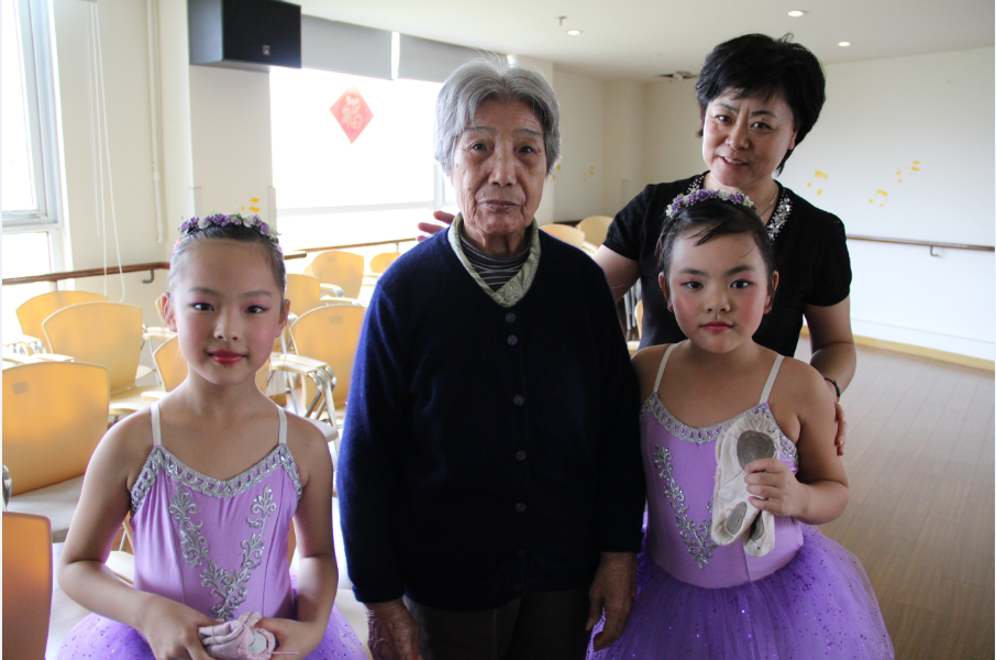 和老人以及陶院长合影